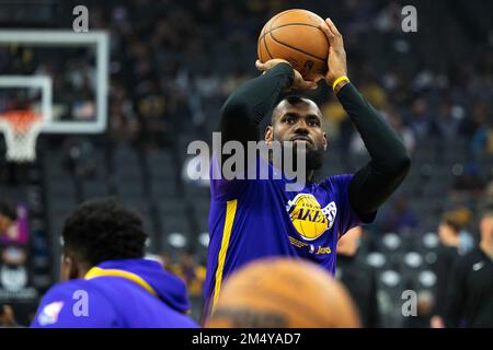 Sacramento, Kalifornien, USA. 21. Dezember 2022. Los Angeles Lakers Forward LeBron James (6) wärmt sich vor dem Spiel gegen die Sacramento Kings im Golden 1 Center in Sacramento auf, Mittwoch, 21. Dezember 2022. (Kreditbild: © Paul Kitagaki Jr./ZUMA Press Wire) Stockfoto