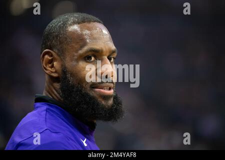 Sacramento, Kalifornien, USA. 21. Dezember 2022. Los Angeles Lakers Forward LeBron James (6) wärmt sich vor dem Spiel gegen die Sacramento Kings im Golden 1 Center in Sacramento auf, Mittwoch, 21. Dezember 2022. (Kreditbild: © Paul Kitagaki Jr./ZUMA Press Wire) Stockfoto