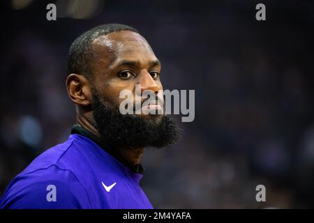 Sacramento, Kalifornien, USA. 21. Dezember 2022. Los Angeles Lakers Forward LeBron James (6) wärmt sich vor dem Spiel gegen die Sacramento Kings im Golden 1 Center in Sacramento auf, Mittwoch, 21. Dezember 2022. (Kreditbild: © Paul Kitagaki Jr./ZUMA Press Wire) Stockfoto