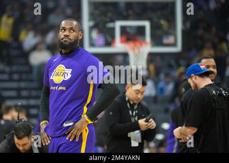 Sacramento, Kalifornien, USA. 21. Dezember 2022. Los Angeles Lakers Forward LeBron James (6) wärmt sich vor dem Spiel gegen die Sacramento Kings im Golden 1 Center in Sacramento auf, Mittwoch, 21. Dezember 2022. (Kreditbild: © Paul Kitagaki Jr./ZUMA Press Wire) Stockfoto