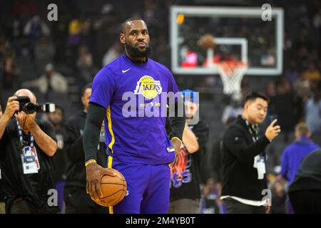 Sacramento, Kalifornien, USA. 21. Dezember 2022. Los Angeles Lakers Forward LeBron James (6) wärmt sich vor dem Spiel gegen die Sacramento Kings im Golden 1 Center in Sacramento auf, Mittwoch, 21. Dezember 2022. (Kreditbild: © Paul Kitagaki Jr./ZUMA Press Wire) Stockfoto