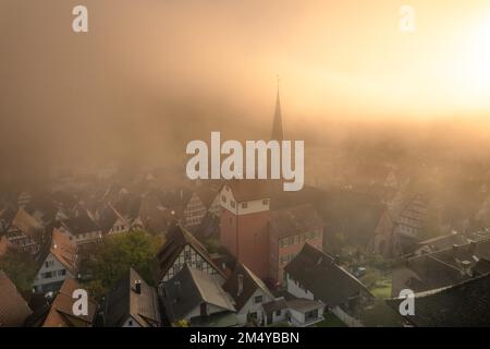 Luftaufnahme, Stadtblick, Kirche im Nebel bei Sonnenaufgang, Calw, Deutschland Stockfoto