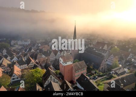 Luftaufnahme, Stadtblick, Kirche im Nebel bei Sonnenaufgang, Calw, Deutschland Stockfoto