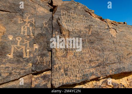 Felsschnitzereien, UNESCO-Weltkulturerbe Bir Hima Felszeichnungen und Inschriften, Najran, Königreich Saudi-Arabien Stockfoto