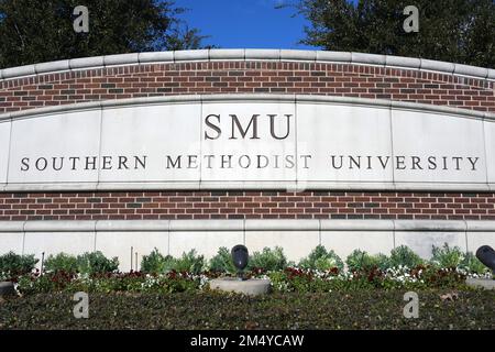 Ein Schild am Eingang zur Southern Methodist University, Dienstag, 20. Dezember 2022, in Dallas, Text Stockfoto