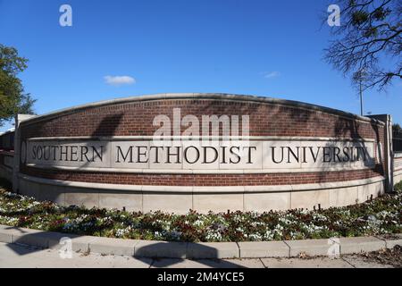 Ein Schild am Eingang zur Southern Methodist University, Dienstag, 20. Dezember 2022, in Dallas, Text Stockfoto