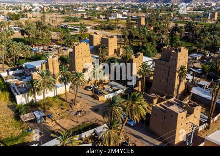 Die Antenne traditioneller Schlammtürme nutzte ein lebendes Zuhause, Najran, Königreich Saudi-Arabien Stockfoto