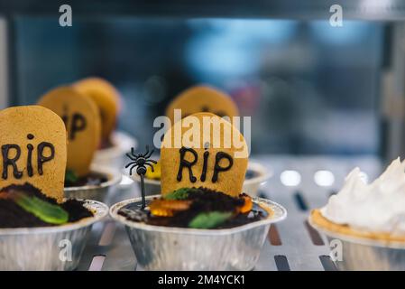 Leckere Kekse für Halloween-Feiern in einem Schaufenster Stockfoto