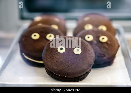 Leckere Kekse für Halloween-Feiern in einem Schaufenster Stockfoto
