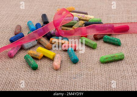 Benutzte Buntstifte verschiedener Farben tragen ein Band Stockfoto