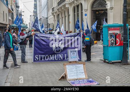 Lima, Peru - 10. September 2022: Proteste der Gewerkschaften für bessere Arbeitsbedingungen gegen die Gemeinde Lima. Stockfoto