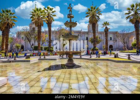 Die Plaza de Armas in Arequipa, Peru mit der Kathedrale und dem Brunnen. Stockfoto