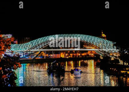 Die Brücke des Friedens ist eine bogenförmige Brücke, eine Stahl- und Glaskonstruktion mit zahlreichen LEDs beleuchtet, in Tiflis Stockfoto