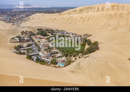 Die Wüstenoase Huacachina in der Nähe der Stadt Ica in Peru aus der Vogelperspektive. Stockfoto