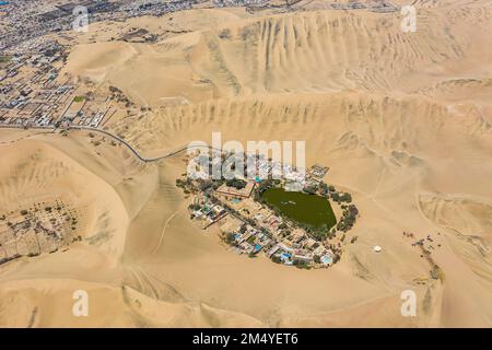 Die Wüstenoase Huacachina in der Nähe der Stadt Ica in Peru aus der Vogelperspektive. Stockfoto