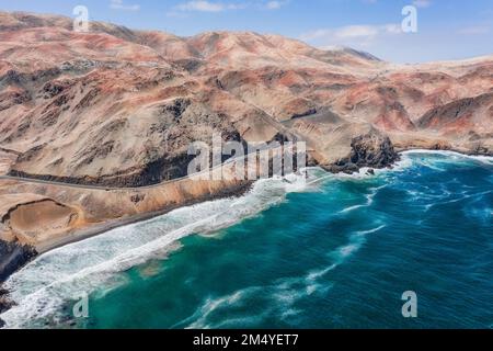 Luftaufnahme des Panamericana von Ica nach Arequipa mit dem Pazifischen Ozean auf der rechten Seite und den peruanischen Anden auf der linken Seite. Stockfoto