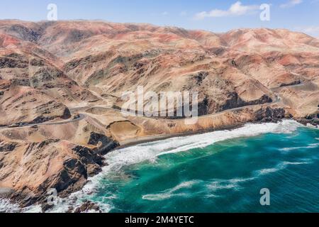 Luftaufnahme des Panamericana von Ica nach Arequipa mit dem Pazifischen Ozean auf der rechten Seite und den peruanischen Anden auf der linken Seite. Stockfoto