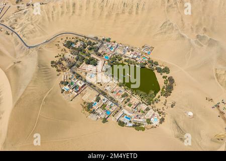 Die Wüstenoase Huacachina in der Nähe der Stadt Ica in Peru aus der Vogelperspektive. Stockfoto