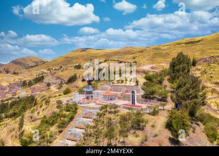 Puno, Peru - 22. September 2022: Aussichtspunkt Condor Hill oder Mirador Kuntur Wasi in Puno aus der Vogelperspektive. Zum Aufstieg gibt es 655 Treppen. Stockfoto