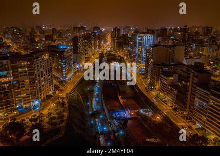 Der Miraflores-Bezirk Lima, die Hauptstadt Perus, bei Nacht aus der Vogelperspektive. Stockfoto