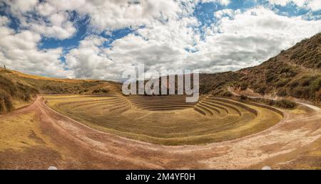 Panoramabild der einzigartigen runden Inka-Terrasse am Moray in der Nähe von Cusco, Peru. Alte landwirtschaftliche Versuchsstation. Stockfoto