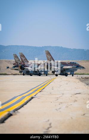 Drei israelische Air Force F-16D Barak-Kampfflugzeuge starten am Ramat David Airbase, Israel, 27. Oktober 2022. Während seines Haupteinsatzes mit General Tomer Bar der israelischen Luftwaffe, IAF-Befehlshaber, General Alexus G. Grynkewich, Oberbefehlshaber der Neunten Luftwaffe (Air Forces Central), beobachtete und beteiligte sich an verschiedenen operativen Aktivitäten in mehreren IAF-Stützpunkten und Geschwadern. (USA Air Force Foto von Senior Airman Micah Coate) Stockfoto