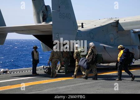 PAZIFIK (3. DEZEMBER 2022) – USA Marines mit 13. Marine Expeditionary Unit und Matrosen, die der USS Makin Island (LHD 8) zugewiesen sind, gehen an Bord eines MV-22B Osprey an Bord eines Amphibienschiffs USS Makin Island (LHD 8), Dezember 3. Durch die Synchronisierung der Fähigkeiten des Marine-Marine-Corps-Teams wird der traditionelle Einfluss der Seemacht durch die Projektion der Landekräfte an Land vervielfacht. Die 13. Marine Expeditionary Unit wird in die Makin Island Amphibious Ready Group aufgenommen, die aus dem Amphibienschiff USS Makin Island (LHD 8) und den Amphibienschiffen USS Anchorage (LPD 23) und der USS John P. Murtha besteht Stockfoto