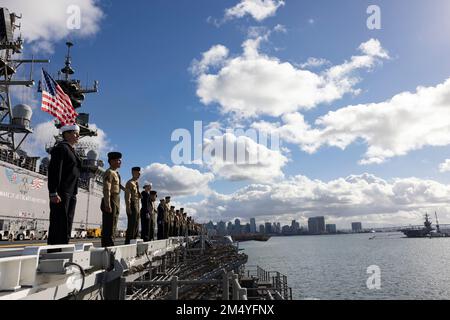 PAZIFIK (9. NOVEMBER 2022) – USA Marines und Matrosen bedienten die Schienen während der Abfahrt der USS Makin Island (LHD 8) vom Hafen von San Diego am 8. November. Das Navy-Marine-Corps-Team, das sowohl für schnelle Reaktionen als auch für nachhaltige Einsätze weltweit in der Lage ist, bleibt Amerikas hartnäckigstes und vielseitigstes militärisches Instrument. Die 13. Marine Expeditionary Unit wird von der Makin Island Amphibious Ready Group angeflogen, die aus dem Amphibienschiff USS Makin Island (LHD 8) und den Amphibienanlegestellen USS Anchorage (LPD 23) und der USS John P. Murtha (LPD 26) besteht und Routineeinsätze in US-3.-Flöhen durchführt Stockfoto