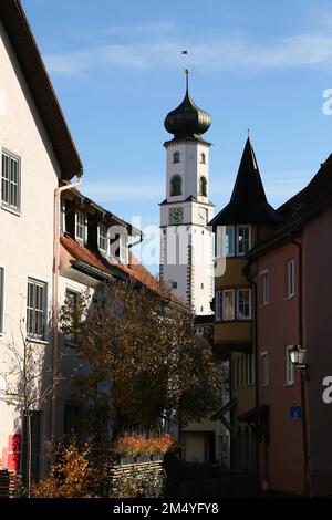 Die historische Altstadt von Isny im Allgaeu mit Blick auf den Blaserturm. Isny im Allgaeu, Ravensburg, Tuebingen, Baden-Württemberg, Deutschland Stockfoto