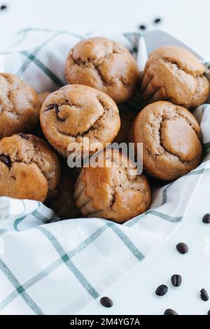 Ein vertikales Bild von Blaubeermuffins auf weißem Hintergrund Stockfoto