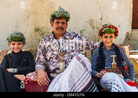 Traditionell gekleideter Mann des Qahtani-Blütenstammes, mit seinen Söhnen, Asir Mountains, Königreich Saudi-Arabien Stockfoto