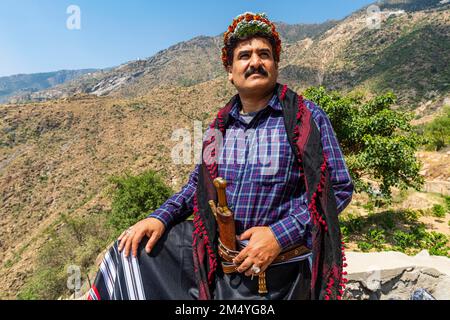 Traditionell gekleideter Mann des Qahtani-Blumenstammes in den Kaffeepflanzen, Asir-Bergen, Königreich Saudi-Arabien Stockfoto