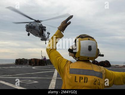 PAZIFIK (17. DEZEMBER 2022) – USA Marines bei der 13. Marine Expeditionary Unit und U.S. Marinesoldaten, die der Amphibienladerampe USS Anchorage (LPD 23) zugeteilt sind, führen Nachschub auf See durch, Dezember 17. Der 13. MEU ist eine Kraft der Bereitschaft, die darauf ausgerichtet ist, in allen Bereichen rasch auf Krisen zu reagieren. Die 13. Marineexpeditionstruppe wird auf die Makin Island Amphibious Ready Group aufgeladen, die aus dem Amphibienschiff USS Makin Island (LHD 8) und den Amphibienschiffen USS John P. Murtha (LPD 26) und dem Anchorage besteht. Und im US-Flottenbereich 7. tätig sind, um int Stockfoto