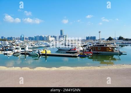 Abu Dhabi, Vereinigte Arabische Emirate (VAE), Dezember 2022: Der Hafen von Corniche vor der Marina Mall. Stockfoto