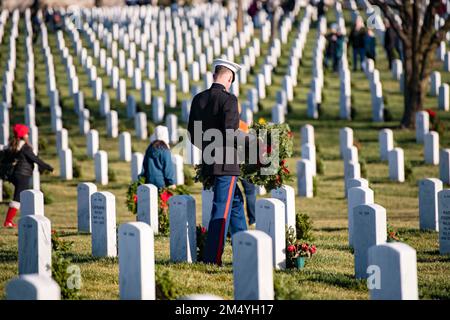 Arlington, Virginia, USA. 17. Dezember 2022. Freiwillige nehmen an den 31. Kränzen am America Day auf dem Arlington National Cemetery, Arlington, Virginia, im Dezember Teil. 17, 2022. An diesem Tag platzierten fast 30.000 Freiwillige 257.000 Kränze an jedem Grab, jeder Säule des Kolumbariums und jeder Nischenwand auf dem Arlington National Cemetery. (Foto: Elizabeth Fraser) (Bild: © USA Navy/ZUMA Press Wire Service) Stockfoto