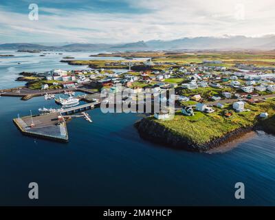 Blick aus der Vogelperspektive auf das typische Fischerdorf Stykkisholmskirkja Harbor im Westen Islands im Herbst 2022 Stockfoto