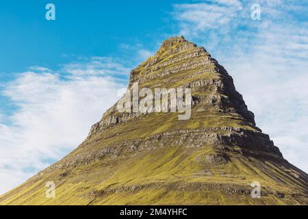 Gipfel des berühmten isländischen Berges Kirkjufellsfoss, Island Stockfoto