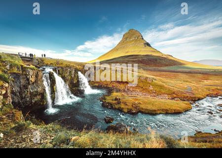 Kirkjufellsfoss am Tag, blauer Himmel und wunderschöne Wolken Stockfoto