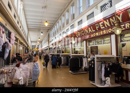 Grainger Market, überdachter Markt, Grainger Street. Diese Markthalle ist seit 1835 in Betrieb. Newcastle upon Tyne, Simply, Newcastle, ist ein Stadtbezirk und ein Stadtbezirk, In, Tyne und Wear, England. Die Stadt befindet sich am Fluss Tyne, nördliches Ufer, und bildet den größten Teil des bebauten Gebiets von Tyneside. Newcastle ist auch die bevölkerungsreichste Stadt Nordostenglands. Nordosten, England, Englisch, GB, Großbritannien, Großbritannien, Großbritannien, Großbritannien, Großbritannien, Großbritannien, Europa, Europa Stockfoto