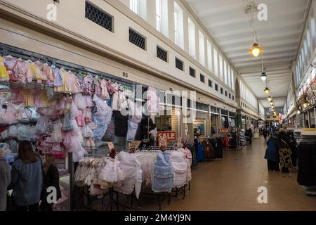 Grainger Market, überdachter Markt, Grainger Street. Diese Markthalle ist seit 1835 in Betrieb. Newcastle upon Tyne, Simply, Newcastle, ist ein Stadtbezirk und ein Stadtbezirk, In, Tyne und Wear, England. Die Stadt befindet sich am Fluss Tyne, nördliches Ufer, und bildet den größten Teil des bebauten Gebiets von Tyneside. Newcastle ist auch die bevölkerungsreichste Stadt Nordostenglands. Nordosten, England, Englisch, GB, Großbritannien, Großbritannien, Großbritannien, Großbritannien, Großbritannien, Großbritannien, Europa, Europa Stockfoto