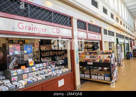 Grainger Market, überdachter Markt, Grainger Street. Diese Markthalle ist seit 1835 in Betrieb. Newcastle upon Tyne, Simply, Newcastle, ist ein Stadtbezirk und ein Stadtbezirk, In, Tyne und Wear, England. Die Stadt befindet sich am Fluss Tyne, nördliches Ufer, und bildet den größten Teil des bebauten Gebiets von Tyneside. Newcastle ist auch die bevölkerungsreichste Stadt Nordostenglands. Nordosten, England, Englisch, GB, Großbritannien, Großbritannien, Großbritannien, Großbritannien, Großbritannien, Großbritannien, Europa, Europa Stockfoto