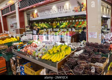 Grainger Market, überdachter Markt, Grainger Street. Diese Markthalle ist seit 1835 in Betrieb. Newcastle upon Tyne, Simply, Newcastle, ist ein Stadtbezirk und ein Stadtbezirk, In, Tyne und Wear, England. Die Stadt befindet sich am Fluss Tyne, nördliches Ufer, und bildet den größten Teil des bebauten Gebiets von Tyneside. Newcastle ist auch die bevölkerungsreichste Stadt Nordostenglands. Nordosten, England, Englisch, GB, Großbritannien, Großbritannien, Großbritannien, Großbritannien, Großbritannien, Großbritannien, Europa, Europa Stockfoto