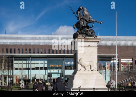 Diese Statue von St. George und Dragon, entworfen von Charles Leonard Hartwell, enthüllte in1923 als offizielle Stadt, Kriegsdenkmal, für diejenigen aus der Stadt, die während des Ersten Weltkriegs im aktiven Dienst getötet wurden. St. George ist der schutzheilige der Northumberland Fusiliers. Eldon Square, Newcastle upon Tyne, Simply, Newcastle, ist eine Stadt und ein Stadtbezirk, In, Tyne und Wear, England. Die Stadt befindet sich am Fluss Tyne, nördliches Ufer, und bildet den größten Teil des bebauten Gebiets von Tyneside. Newcastle,bevölkert, Stadt, von, Nordostengland.Nordengland,Englisch, Stockfoto