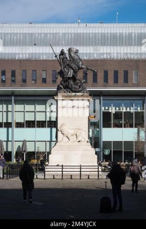 Diese Statue von St. George und Dragon, entworfen von Charles Leonard Hartwell, enthüllte in1923 als offizielle Stadt, Kriegsdenkmal, für diejenigen aus der Stadt, die während des Ersten Weltkriegs im aktiven Dienst getötet wurden. St. George ist der schutzheilige der Northumberland Fusiliers. Eldon Square, Newcastle upon Tyne, Simply, Newcastle, ist eine Stadt und ein Stadtbezirk, In, Tyne und Wear, England. Die Stadt befindet sich am Fluss Tyne, nördliches Ufer, und bildet den größten Teil des bebauten Gebiets von Tyneside. Newcastle,bevölkert, Stadt, von, Nordostengland.Nordengland,Englisch, Stockfoto