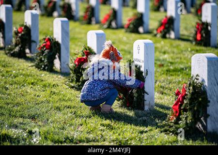 Arlington, Virginia, USA. 17. Dezember 2022. Freiwillige nehmen an den 31. Kränzen am America Day auf dem Arlington National Cemetery, Arlington, Virginia, im Dezember Teil. 17, 2022. An diesem Tag platzierten fast 30.000 Freiwillige 257.000 Kränze an jedem Grab, jeder Säule des Kolumbariums und jeder Nischenwand auf dem Arlington National Cemetery. (Kreditbild: © Elizabeth Fraser/USA Armee/ZUMA Press Wire Service) Stockfoto