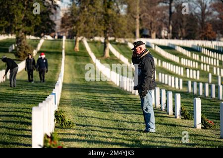 Arlington, Virginia, USA. 17. Dezember 2022. Freiwillige nehmen an den 31. Kränzen am America Day auf dem Arlington National Cemetery, Arlington, Virginia, im Dezember Teil. 17, 2022. An diesem Tag platzierten fast 30.000 Freiwillige 257.000 Kränze an jedem Grab, jeder Säule des Kolumbariums und jeder Nischenwand auf dem Arlington National Cemetery. (Foto: Elizabeth Fraser) (Bild: © USA Armee/ZUMA Press Wire Service) Stockfoto