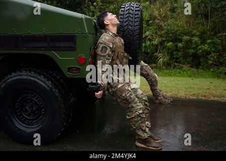 Luftwaffenstützpunkt Kadena, Okinawa, Japan. 16. Dezember 2022. Senior Airman Jesiah Moreno und Senior Airman Kyle Hansen, 18. Sicherheitsgeschwader Verteidiger, schieben einen Humvee zum Zielpunkt während der Best Defender Challenge auf dem Luftwaffenstützpunkt Kadena, Japan, Dezember. 16, 2022. Die geistig und körperlich anspruchsvollen Ziele auf der 10-Meilen-Strecke testeten Airmen auf verschiedenen Taktiken, Techniken und Verfahren. (Foto: Senior Airman Jessi Roth) (Kreditbild: © USA Air Force/ZUMA Press Wire Service) Stockfoto