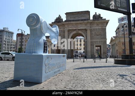 Blick vom Fashion Street Corso Como zum antiken Porta Garibaldi Stadttor und der Nähmaschinenskulptur der Modemarke Camicissima. Stockfoto