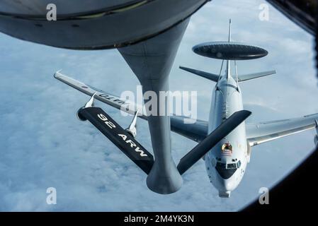 Deutschland. 8. Dezember 2022. Ein Luftfahrzeug des Typs E-3 Airborne Warning and Control System (AWACS), das dem NATO-Luftwaffenstützpunkt Geilenkirchen, Deutschland, zugewiesen wurde, nähert sich einem KC-135 Stratotanker, der dem 92. Air Tanken Flügel des Luftwaffenstützpunkts Fairchild, Washington, zum Betanken über Rumänien, am 8. Dezember 2022 zugeteilt wurde. Ein E-3A-Flugzeug unterstützt die Luftraumverteidigung mit den vorgesehenen Rollen, wie Kampfkontrolle, Such- und Rettungsunterstützung, Raketenabwehr und Unterstützung des Seebetriebs. (Kreditbild: © Imani West/USA Air Force/ZUMA Press Wire Service) Stockfoto