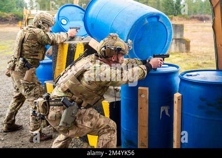 Usa. 8. Dezember 2022. Ein Team von Green Berets von 1. Special Forces Group (Airborne) feuert während des Menton 2022 Best Sniper Competition auf der Joint Base Lewis-McChord, Washington, Dezember ihre Pistolen ab. 8, 2022. Der Wettbewerb besteht aus neun Teams, darunter ein Team des British Armys 4. Bataillons, Ranger Regiment. Während des Wettbewerbs werden bei Teamveranstaltungen präzise Schießübungen, bewegliche Ziele, scharfe Stängel und Stressschüsse bei Tageslicht und zu Stunden mit eingeschränkter Sicht durchgeführt. Während der Veranstaltung nutzen die Teilnehmer das M24 Sniper Waffensystem, 5,56 M4 Carbine und 9 Stockfoto